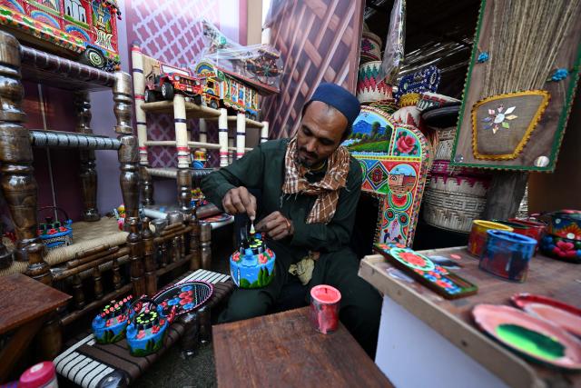 (251108) -- ISLAMABAD, Nov. 8, 2025 (Xinhua) -- An artist decorates a tea-pot during the Lok Mela Festival in Islamabad, capital of Pakistan, Nov. 7, 2025. The annual ten-day folk festival kicked off here on Friday. (Photo by Ahmad Kamal/Xinhua)