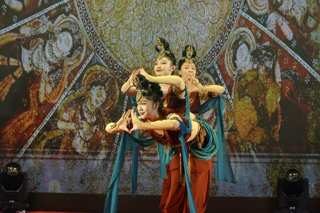 (251108) -- PHNOM PENH, Nov. 8, 2025 (Xinhua) -- Chinese artists perform during an open day event at the Embassy of China in Cambodia in Phnom Penh, Cambodia on Nov. 8, 2025. The Embassy of China in Cambodia on Saturday hosted an open day event, welcoming hundreds of Cambodian youths.
  The event featured a variety of activities such as Chinese cultural performances, cuisine, and calligraphy, among others. (Photo by Phearum/Xinhua)