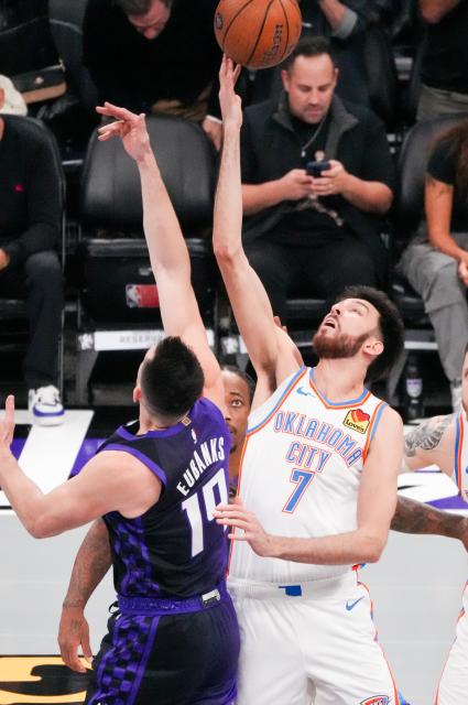 (251108) -- SACRAMENTO, Nov. 8, 2025 (Xinhua) -- Chet Holmgren (R) of Oklahoma City Thunder vies with Drew Eubanks of Sacramento Kings during the 2025-2026 NBA regular season match between Sacramento Kings and Oklahoma City Thunder in Sacramento, the United States, Nov. 7, 2025. (Photo by Sun Yuxuan/Xinhua)