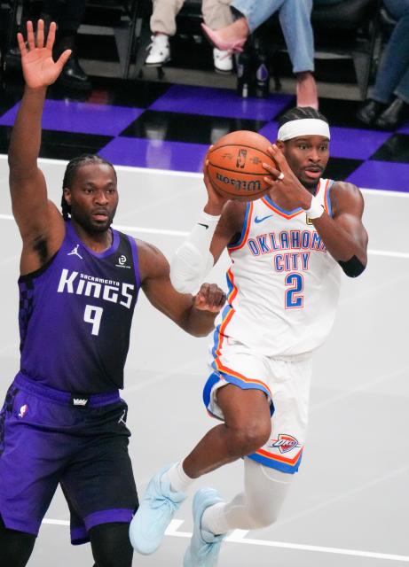 (251108) -- SACRAMENTO, Nov. 8, 2025 (Xinhua) -- Shai Gilgeous-Alexander (R) of Oklahoma City Thunder competes during the 2025-2026 NBA regular season match between Sacramento Kings and Oklahoma City Thunder in Sacramento, the United States, Nov. 7, 2025. (Photo by Sun Yuxuan/Xinhua)