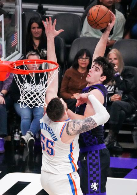 (251108) -- SACRAMENTO, Nov. 8, 2025 (Xinhua) -- Maxime Raynaud (R) of Sacramento Kings shoots during the 2025-2026 NBA regular season match between Sacramento Kings and Oklahoma City Thunder in Sacramento, the United States, Nov. 7, 2025. (Photo by Sun Yuxuan/Xinhua)