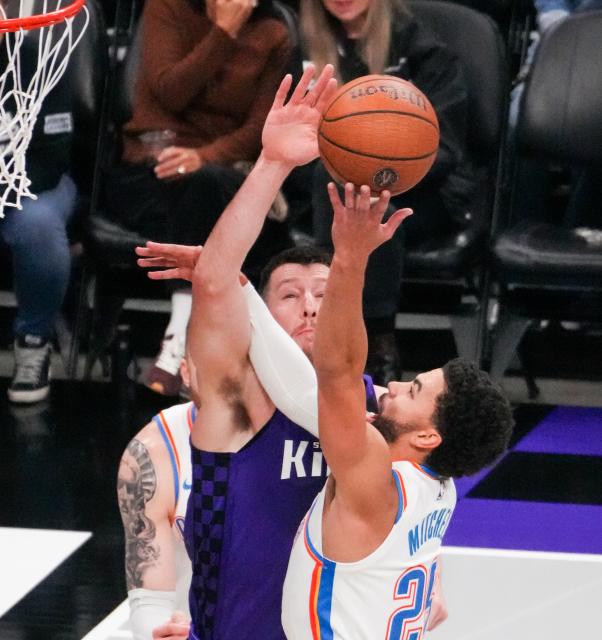 (251108) -- SACRAMENTO, Nov. 8, 2025 (Xinhua) -- Ajay Mitchell (front) of Oklahoma City Thunder goes for a layup during the 2025-2026 NBA regular season match between Sacramento Kings and Oklahoma City Thunder in Sacramento, the United States, Nov. 7, 2025. (Photo by Sun Yuxuan/Xinhua)