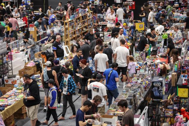 (251108) -- AUCKLAND, Nov. 8, 2025 (Xinhua) -- People attend a retro-themed fair in Auckland, New Zealand, Nov. 8, 2025. The fair showcased items related to vintage films, games, and animation, attracting people to visit and shop. (Xinhua/Long Lei)