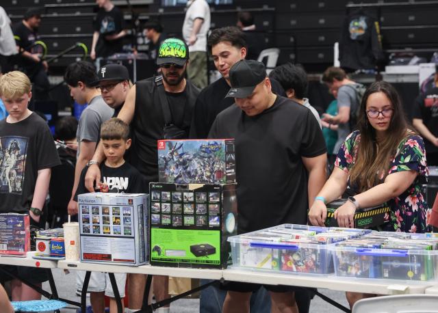 (251108) -- AUCKLAND, Nov. 8, 2025 (Xinhua) -- People attend a retro-themed fair in Auckland, New Zealand, Nov. 8, 2025. The fair showcased items related to vintage films, games, and animation, attracting people to visit and shop. (Xinhua/Long Lei)