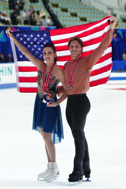 (251108) -- OSAKA, Nov. 8, 2025 (Xinhua) -- Bronze medalists Caroline Green (L)/Michael Parsons of the United States pose for photos during the awarding ceremony for the ice dance at ISU Grand Prix of Figure Skating NHK Trophy 2025 in Osaka, Japan, Nov. 8, 2025. (Xinhua/Jia Haocheng)