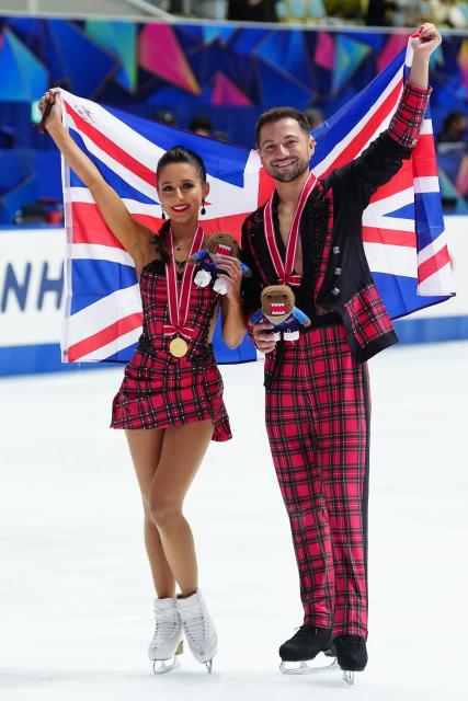 (251108) -- OSAKA, Nov. 8, 2025 (Xinhua) -- Gold medalists Lilah Fear (L)/Lewis Gibson of Britain pose for photos during the awarding ceremony for the ice dance at ISU Grand Prix of Figure Skating NHK Trophy 2025 in Osaka, Japan, Nov. 8, 2025. (Xinhua/Jia Haocheng)