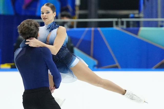(251108) -- OSAKA, Nov. 8, 2025 (Xinhua) -- Maria Pavlova (back)/Alexei Sviatchenko of Hungary perform during the pair skating free skating at ISU Grand Prix of Figure Skating NHK Trophy 2025 in Osaka, Japan, Nov. 8, 2025. (Xinhua/Jia Haocheng)