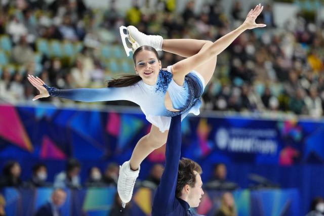 (251108) -- OSAKA, Nov. 8, 2025 (Xinhua) -- Maria Pavlova (top)/Alexei Sviatchenko of Hungary perform during the pair skating free skating at ISU Grand Prix of Figure Skating NHK Trophy 2025 in Osaka, Japan, Nov. 8, 2025. (Xinhua/Jia Haocheng)