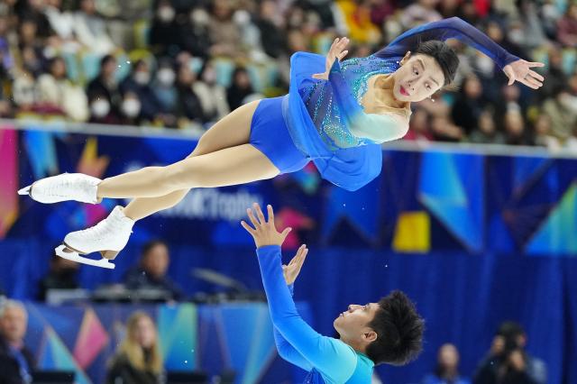 (251108) -- OSAKA, Nov. 8, 2025 (Xinhua) -- Sui Wenjing (top)/Han Cong of China perform during the pair skating free skating at ISU Grand Prix of Figure Skating NHK Trophy 2025 in Osaka, Japan, Nov. 8, 2025. (Xinhua/Jia Haocheng)