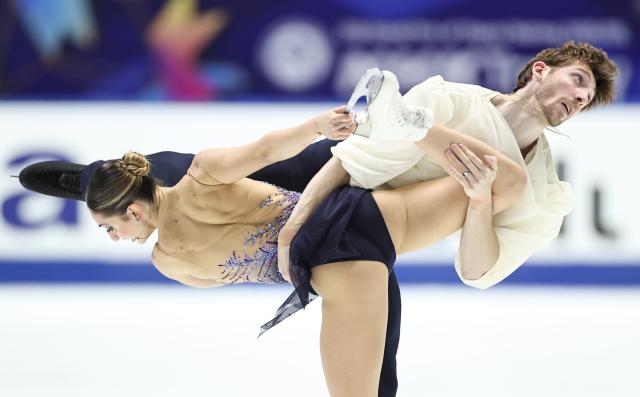 (251108) -- OSAKA, Nov. 8, 2025 (Xinhua) -- Sara Conti (L)/Niccolo Macii of Italy perform during the pair skating free skating at ISU Grand Prix of Figure Skating NHK Trophy 2025 in Osaka, Japan, Nov. 8, 2025. (Xinhua/Jia Haocheng)