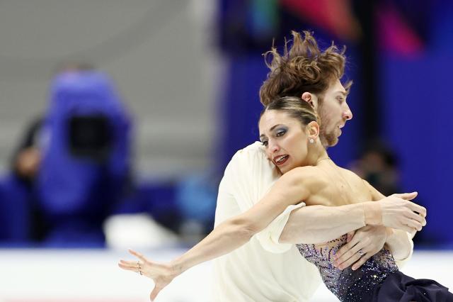 (251108) -- OSAKA, Nov. 8, 2025 (Xinhua) -- Sara Conti (R)/Niccolo Macii of Italy perform during the pair skating free skating at ISU Grand Prix of Figure Skating NHK Trophy 2025 in Osaka, Japan, Nov. 8, 2025. (Xinhua/Jia Haocheng)