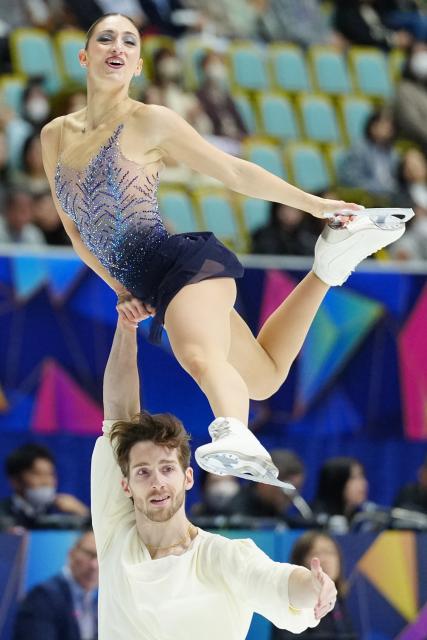 (251108) -- OSAKA, Nov. 8, 2025 (Xinhua) -- Sara Conti (top)/Niccolo Macii of Italy perform during the pair skating free skating at ISU Grand Prix of Figure Skating NHK Trophy 2025 in Osaka, Japan, Nov. 8, 2025. (Xinhua/Jia Haocheng)