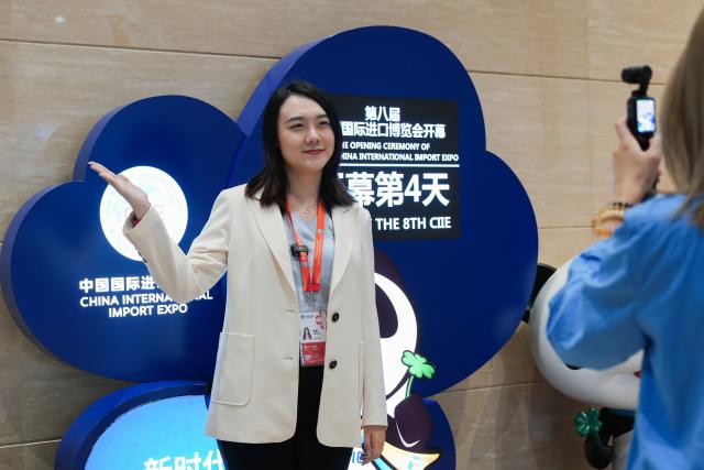 (251108) -- SHANGHAI, Nov. 8, 2025 (Xinhua) -- Journalists work at the media center for the 8th China International Import Expo (CIIE) in Shanghai, east China, Nov. 8, 2025. The media center for the 8th CIIE held various events on Saturday to mark China's annual Journalists' Day, which falls on Nov. 8. (Xinhua/Zhang Ziyu)