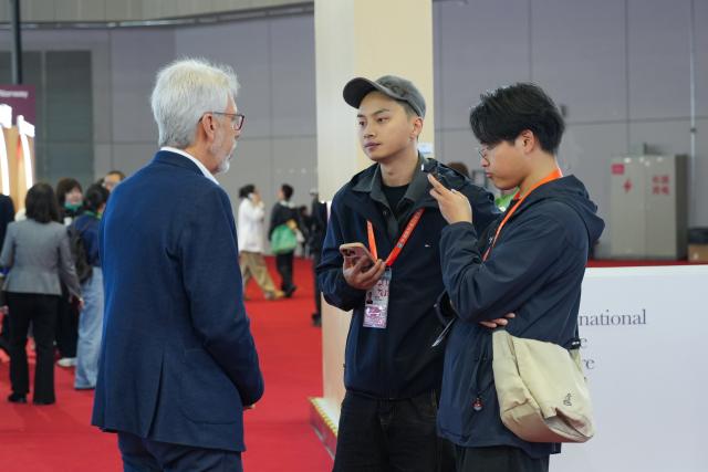 (251108) -- SHANGHAI, Nov. 8, 2025 (Xinhua) -- Journalists work at the site of the 8th China International Import Expo (CIIE) in Shanghai, east China, Nov. 8, 2025. The media center for the 8th CIIE held various events on Saturday to mark China's annual Journalists' Day, which falls on Nov. 8. (Xinhua/Zhang Ziyu)