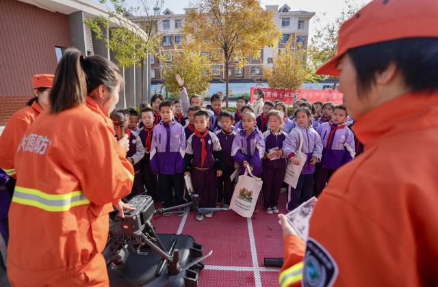 (251108) -- YINCHUAN, Nov. 8, 2025 (Xinhua) -- Staff members of Ningxia Helan Mountain National Nature Reserve Administration introduce equipment for forest fire prevention to students at a primary school in Yinchuan, northwest China's Ningxia Hui Autonomous Region, Nov. 7, 2025. Currently, the risk of forest fire is high across the Helan Mountain. Staff members of local nature reserve administration have rolled out a series of educational activities with the theme of forest fire prevention, aiming to enhance students' safety awareness via lectures, equipment demonstrations, and hands-on experiences. (Xinhua/Yang Zhisen)