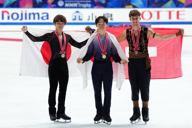 (251108) -- OSAKA, Nov. 8, 2025 (Xinhua) -- Gold medalist Kagiyama Yuma (C) of Japan, silver medalist Sato Shun (L) of Japan and bronze medalist Lukas Britschgi of Switzerland pose for photos during the awarding ceremony for men's skating at ISU Grand Prix of Figure Skating NHK Trophy 2025 in Osaka, Japan, Nov. 8, 2025. (Xinhua/Jia Haocheng)
