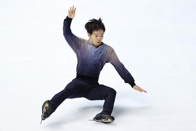 (251108) -- OSAKA, Nov. 8, 2025 (Xinhua) -- Kagiyama Yuma of Japan falls during the men's free skating at ISU Grand Prix of Figure Skating NHK Trophy 2025 in Osaka, Japan, Nov. 8, 2025. (Xinhua/Jia Haocheng)