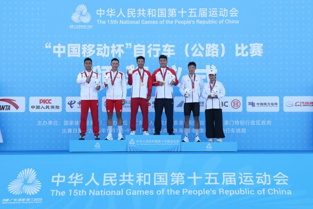 (251108) -- ZHUHAI, Nov. 8, 2025 (Xinhua) -- Gold medalist Liu Zhicheng of Shandong, silver medalist Xue Chaohua of Beijing and bronze medalist Hu Haijie of Yunnan pose for photos with their coaches during the awarding ceremony for the men's road race of cycling road at China's 15th National Games in south China's Guangdong Province, Nov. 8, 2025. (Xinhua/Zhang Chenlin)