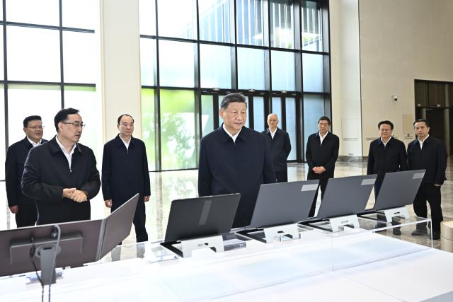 (251108) -- GUANGZHOU, Nov. 8, 2025 (Xinhua) -- Chinese President Xi Jinping, also general secretary of the Communist Party of China Central Committee and chairman of the Central Military Commission, inspects the exhibition of Guangdong's achievements in the integrated development of technological and industrial innovation in Guangzhou, south China's Guangdong Province, Nov. 8, 2025. Xi made an inspection tour in south China's Guangdong Province on Friday and Saturday. (Xinhua/Yan Yan)