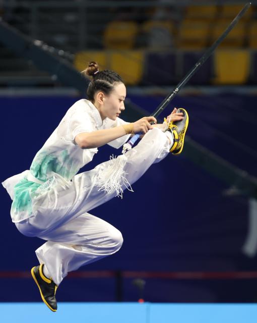 (251108) -- GUANGZHOU, Nov. 8, 2025 (Xinhua) -- Yao Yang of Shanxi competes during the Jianshu competition of women's Changquan-Jianshu-Qiangshu of Wushu Taolu event at China's 15th National Games in Guangzhou, south China's Guangdong Province, Nov. 8, 2025. (Xinhua/Yang Shiyao)