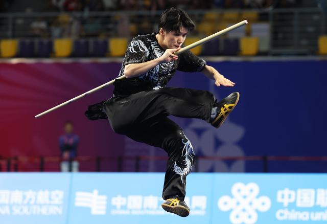(251108) -- GUANGZHOU, Nov. 8, 2025 (Xinhua) -- Chen Huiying of Fujian competes during the Nangun competition of women's Nanquan-Nandao-Nangun of Wushu Taolu event at China's 15th National Games in Guangzhou, south China's Guangdong Province, Nov. 8, 2025. (Xinhua/Yang Shiyao)