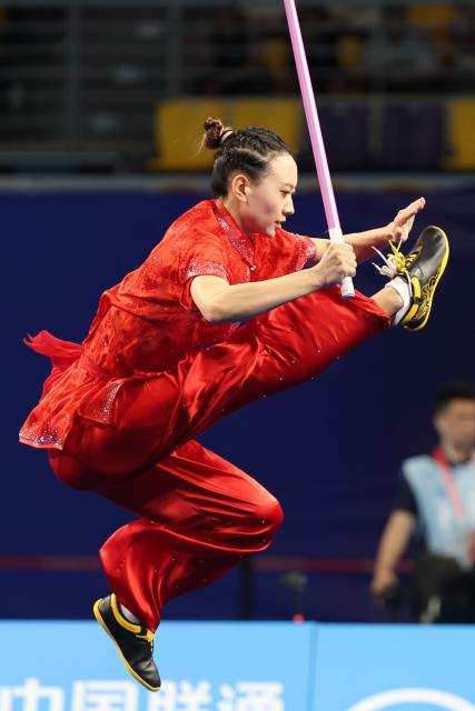 (251108) -- GUANGZHOU, Nov. 8, 2025 (Xinhua) -- Yao Yang of Shanxi competes during the Qiangshu competition of women's Changquan-Jianshu-Qiangshu of Wushu Taolu event at China's 15th National Games in Guangzhou, south China's Guangdong Province, Nov. 8, 2025. (Xinhua/Yang Shiyao)