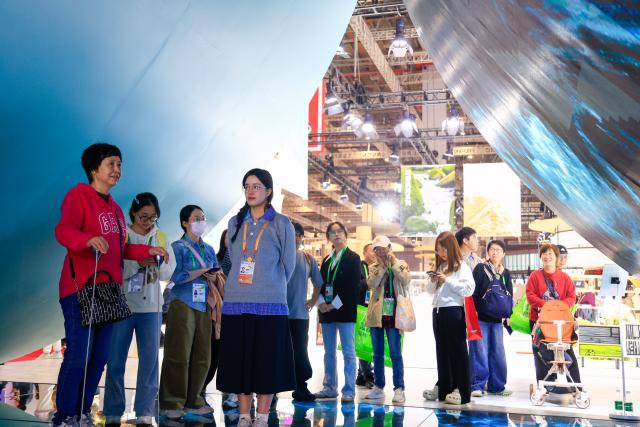 (251108) -- SHANGHAI, Nov. 8, 2025 (Xinhua) -- People visit a boutique booth at the Consumer Goods Exhibition area during the eighth China International Import Expo (CIIE) in east China's Shanghai, Nov. 8, 2025. At the Consumer Goods Exhibition area of the eighth CIIE, apparel, daily chemicals, home furnishings, and cultural and sports products were prominently showcased, reflecting global consumption trends and improvements in quality of life. (Xinhua/Liu Jiaqi)