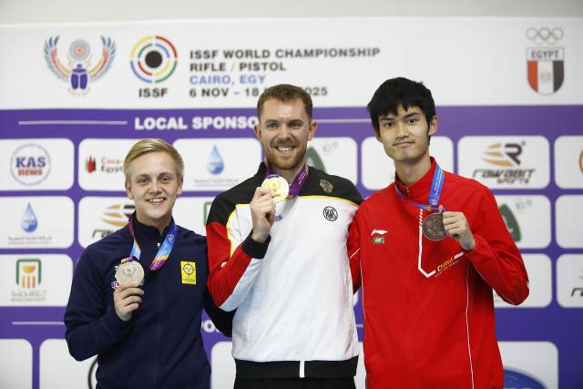 (251109) -- CAIRO, Nov. 9, 2025 (Xinhua) -- Gold medalist Maximilian Dallinger (C) of Germany, silver medalist Victor Lindgren (L) of Sweden, bronze medalist Sheng Lihao of China pose during the awarding ceremony for the 10m air rifle men's final of shooting at the 2025 ISSF World Championship Rifle/Pistol in Cairo, Egypt, on Nov. 8, 2025. (Xinhua/Ahmed Gomaa)