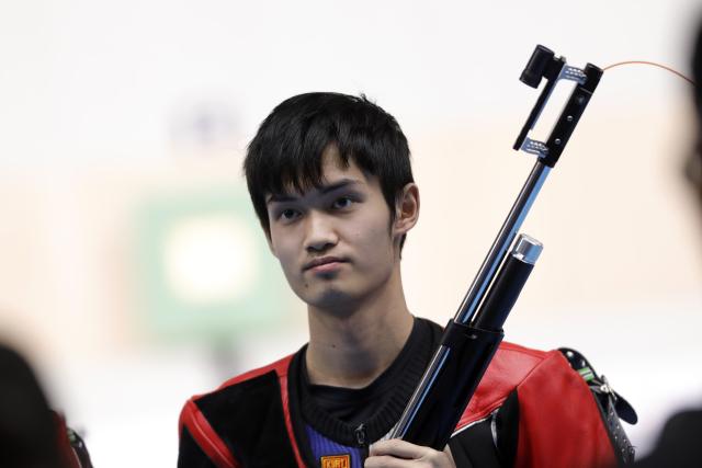 (251109) -- CAIRO, Nov. 9, 2025 (Xinhua) -- Sheng Lihao of China reacts after the 10m air rifle men's final of shooting at the 2025 ISSF World Championship Rifle/Pistol in Cairo, Egypt, on Nov. 8, 2025. (Xinhua/Ahmed Gomaa)