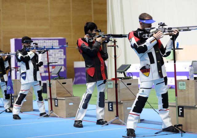 (251109) -- CAIRO, Nov. 9, 2025 (Xinhua) -- Sheng Lihao (C) of China competes during the 10m air rifle men's final of shooting at the 2025 ISSF World Championship Rifle/Pistol in Cairo, Egypt, on Nov. 8, 2025. (Xinhua/Sui Xiankai)