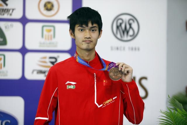 (251109) -- CAIRO, Nov. 9, 2025 (Xinhua) -- Bronze medalist Sheng Lihao of China poses during the awarding ceremony for the 10m air rifle men's final of shooting at the 2025 ISSF World Championship Rifle/Pistol in Cairo, Egypt, on Nov. 8, 2025. (Xinhua/Ahmed Gomaa)
