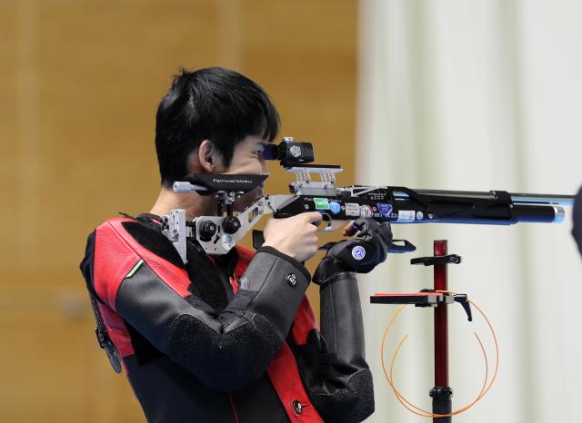 (251109) -- CAIRO, Nov. 9, 2025 (Xinhua) -- Sheng Lihao of China competes during the 10m air rifle men's final of shooting at the 2025 ISSF World Championship Rifle/Pistol in Cairo, Egypt, on Nov. 8, 2025. (Xinhua/Sui Xiankai)