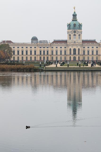 (251109) -- BERLIN, Nov. 9, 2025 (Xinhua) -- This photo shows a view of the Charlottenburg Palace Garden in Berlin, Germany, Nov. 8, 2025. (Xinhua/Zhang Haofu)