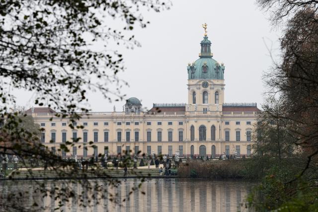 (251109) -- BERLIN, Nov. 9, 2025 (Xinhua) -- This photo shows a view of the Charlottenburg Palace Garden in Berlin, Germany, Nov. 8, 2025. (Xinhua/Zhang Haofu)