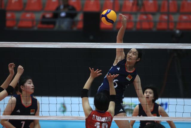 (251109) -- AMMAN, Nov. 9, 2025 (Xinhua) -- Chen Ruihan (up) of China spikes the ball during the bronze medal match between China and Japan at the 2nd Asian Women's U16 Volleyball Championship in Amman, Jordan, Nov. 8, 2025. (Photo by Mohammad Abu Ghosh/Xinhua)