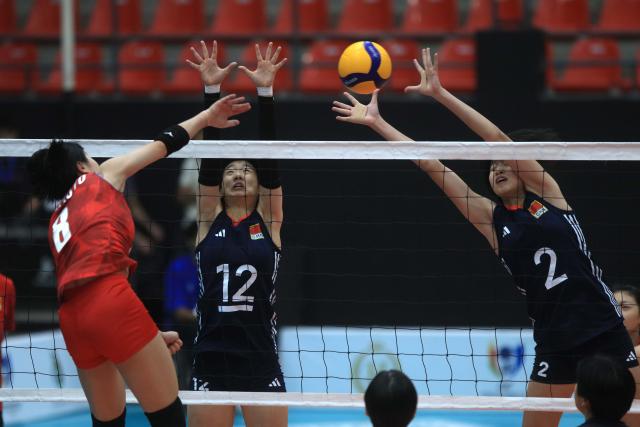 (251109) -- AMMAN, Nov. 9, 2025 (Xinhua) -- Fan Yuansheng (C) and Xu Ruilin (R) of China block the ball during the bronze medal match between China and Japan at the 2nd Asian Women's U16 Volleyball Championship in Amman, Jordan, Nov. 8, 2025. (Photo by Mohammad Abu Ghosh/Xinhua)