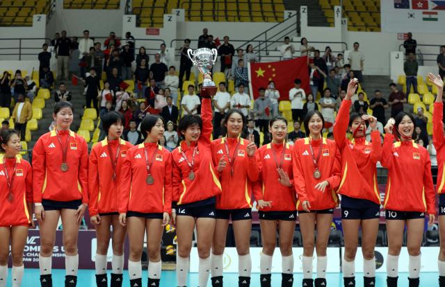 (251109) -- AMMAN, Nov. 9, 2025 (Xinhua) -- Players of China stand on the podium after winning the bronze medal match between China and Japan at the 2nd Asian Women's U16 Volleyball Championship in Amman, Jordan, Nov. 8, 2025. (Photo by Mohammad Abu Ghosh/Xinhua)