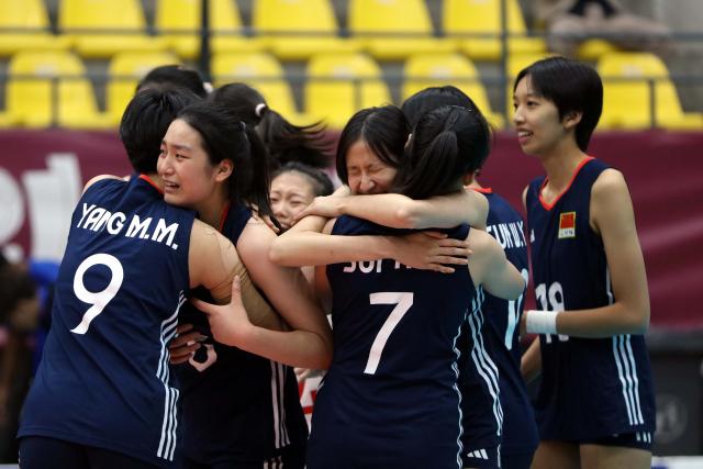 (251109) -- AMMAN, Nov. 9, 2025 (Xinhua) -- Players of China hug each other after winning the bronze medal match between China and Japan at the 2nd Asian Women's U16 Volleyball Championship in Amman, Jordan, Nov. 8, 2025. (Photo by Mohammad Abu Ghosh/Xinhua)
