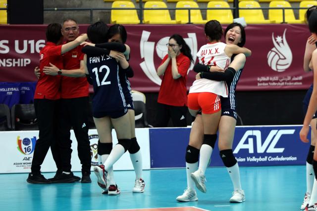 (251109) -- AMMAN, Nov. 9, 2025 (Xinhua) -- Players of China hug each other after winning the bronze medal match between China and Japan at the 2nd Asian Women's U16 Volleyball Championship in Amman, Jordan, Nov. 8, 2025. (Photo by Mohammad Abu Ghosh/Xinhua)