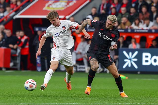 (251109) -- LEVERKUSEN, Nov. 9, 2025 (Xinhua) -- Robert Andrich (R) of Bayer 04 Leverkusen vies with Jan Schoeppner of 1. FC Heidenheim 1846 during the German first division of Bundesliga football match between Bayer 04 Leverkusen and 1. FC Heidenheim 1846 in Leverkusen, Germany, Nov. 8. 2025. (Photo by Joachim Bywaletz/Xinhua)