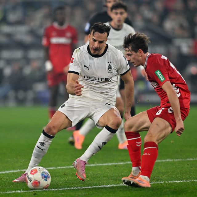 (251109) -- MOENCHENGLADBACH, Nov. 9, 2025 (Xinhua) -- Haris Tabakovic (L) of Borussia Moenchengladbach vies with Jakub Kaminski of FC Cologne during the German first division of Bundesliga football match between Borussia Moenchengladbach and FC Cologne in Moenchengladbach, Germany, Nov. 8, 2025. (Photo by Ulrich Hufnagel/Xinhua)