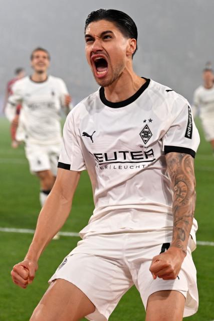 (251109) -- MOENCHENGLADBACH, Nov. 9, 2025 (Xinhua) -- Kevin Diks of Borussia Moenchengladbach celebrates scoring during the German first division of Bundesliga football match between Borussia Moenchengladbach and FC Cologne in Moenchengladbach, Germany, Nov. 8, 2025. (Photo by Ulrich Hufnagel/Xinhua)