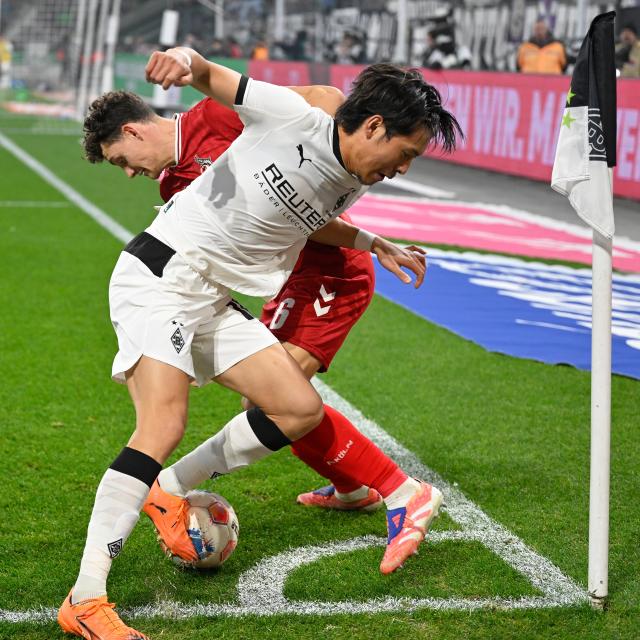 (251109) -- MOENCHENGLADBACH, Nov. 9, 2025 (Xinhua) -- Shuto Machino (front) of Borussia Moenchengladbach vies for the ball during the German first division of Bundesliga football match between Borussia Moenchengladbach and FC Cologne in Moenchengladbach, Germany, Nov. 8, 2025. (Photo by Ulrich Hufnagel/Xinhua)