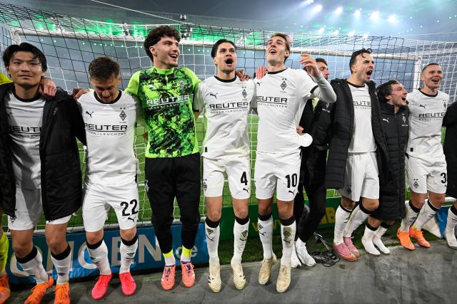 (251109) -- MOENCHENGLADBACH, Nov. 9, 2025 (Xinhua) -- Players of Borussia Moenchengladbach celebrate after the German first division of Bundesliga football match between Borussia Moenchengladbach and FC Cologne in Moenchengladbach, Germany, Nov. 8, 2025. (Photo by Ulrich Hufnagel/Xinhua)