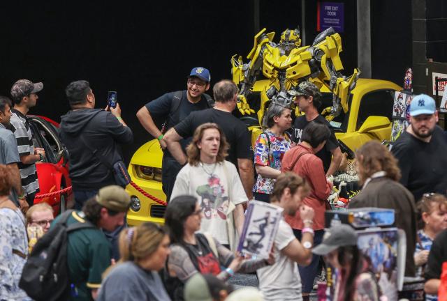 (251109) -- BEIJING, Nov. 9, 2025 (Xinhua) -- People attend a retro-themed fair in Auckland, New Zealand, Nov. 8, 2025.
  The fair showcased items related to vintage films, games, and animation, attracting people to visit and shop. (Xinhua/Long Lei)