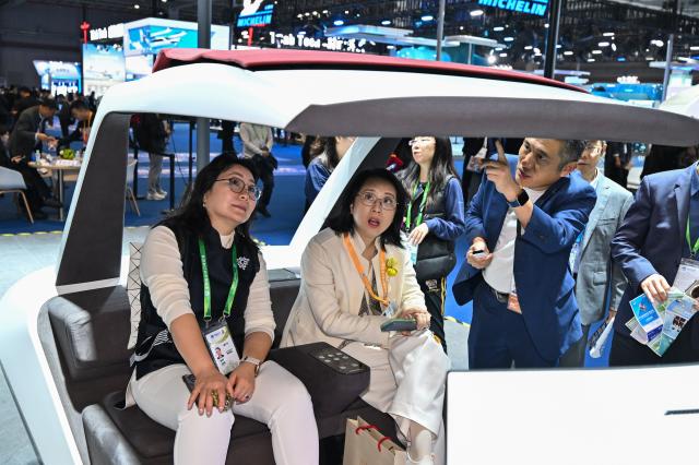 (251109) -- BEIJING, Nov. 9, 2025 (Xinhua) -- Visitors learn about a smart cockpit at the booth of Webasto at the Automobile and Smart Mobility exhibition area of the eighth China International Import Expo (CIIE) in east China's Shanghai, Nov. 8, 2025.
  The eighth CIIE showcased a range of new mobility products and innovative technologies, unfolding a diversified and multi-dimensional vision of future transportation. (Xinhua/Cai Xiangxin)