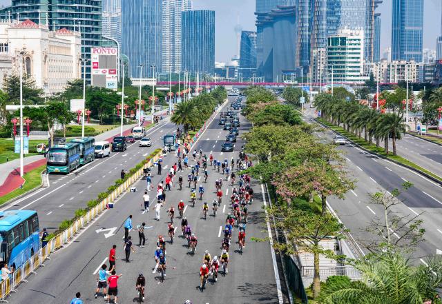 (251109) -- ZHUHAI, Nov. 9, 2025 (Xinhua) -- Cyclists compete during the women's road race of cycling road at China's 15th National Games in south China's Guangdong Province, Nov. 9, 2025. (Xinhua/Yan Linyun)