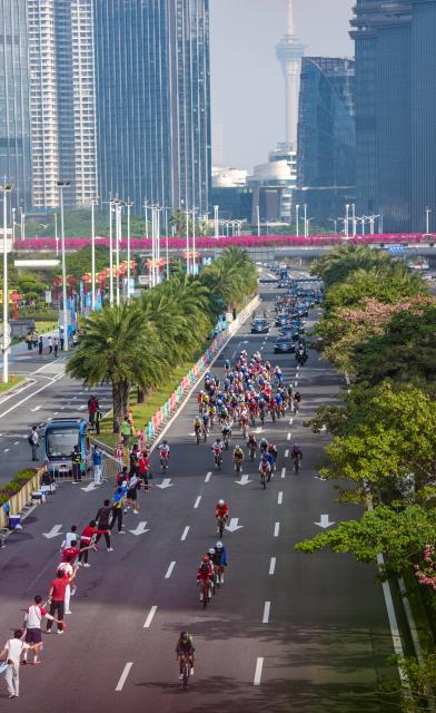 (251109) -- ZHUHAI, Nov. 9, 2025 (Xinhua) -- Cyclists compete during the women's road race of cycling road at China's 15th National Games in south China's Guangdong Province, Nov. 9, 2025. (Xinhua/Yan Linyun)