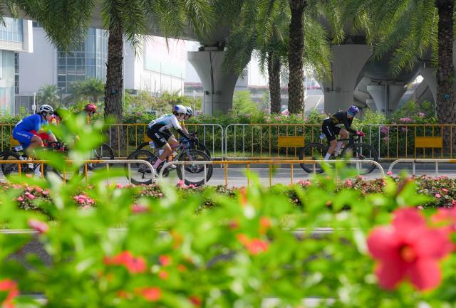 (251109) -- ZHUHAI, Nov. 9, 2025 (Xinhua) -- Cyclists compete during the women's road race of cycling road at China's 15th National Games in south China's Guangdong Province, Nov. 9, 2025. (Xinhua/Yan Linyun)