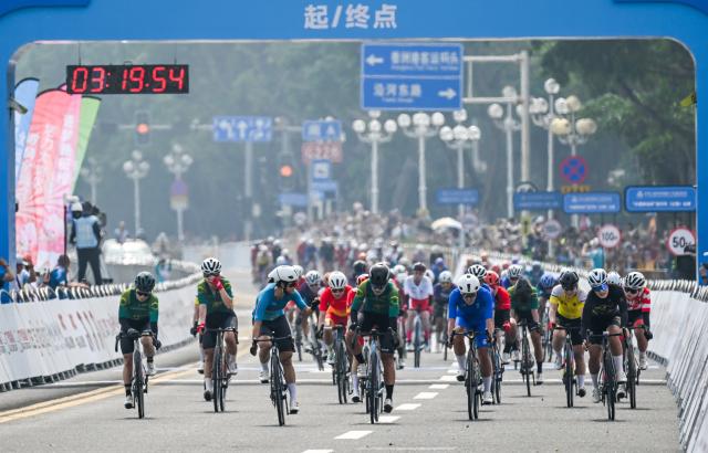 (251109) -- ZHUHAI, Nov. 9, 2025 (Xinhua) -- Cyclists cross the finish line during the women's road race of cycling road at China's 15th National Games in south China's Guangdong Province, Nov. 9, 2025. (Xinhua/Lian Zhen)